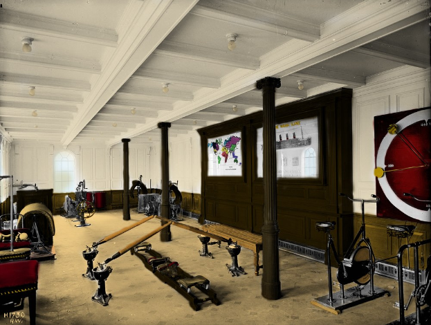 Ein geräumiges Pilates-Studio mit verschiedenen Trainingsgeräten, darunter Maschinen, Stangen, Bänke, wandmontierte Rahmen und Deckenleuchten.