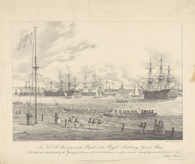 Eine Zeichnung von Booten auf dem Wasser mit Menschen am Ufer, Fahnenmäste und Gebäude im Hintergrund, betitelt mit 'Der Blick auf die Regatta von den jungen Herren der Anstalt der königlichen Akademie, Gosport Hants'.