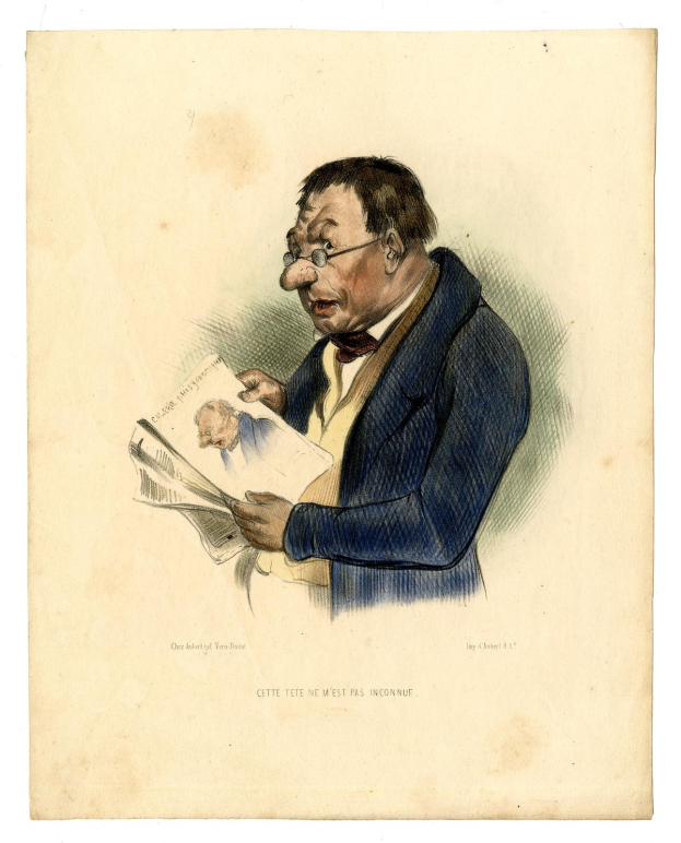 Mann in Anzug und Krawatte mit Brille liest Zeitung mit ernstem Gesichtsausdruck, was auf einen Politiker schließen lässt.