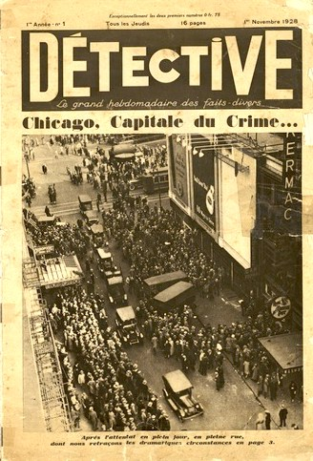 Schwarz-weiß-Fotografie einer alten Zeitung mit einer Schlagzeile, die "Detective, Chicago, Capital du Crime" zeigt, mit einer Menschenmenge und Fahrzeugen auf einer Straße mit Gebäuden im Hintergrund.