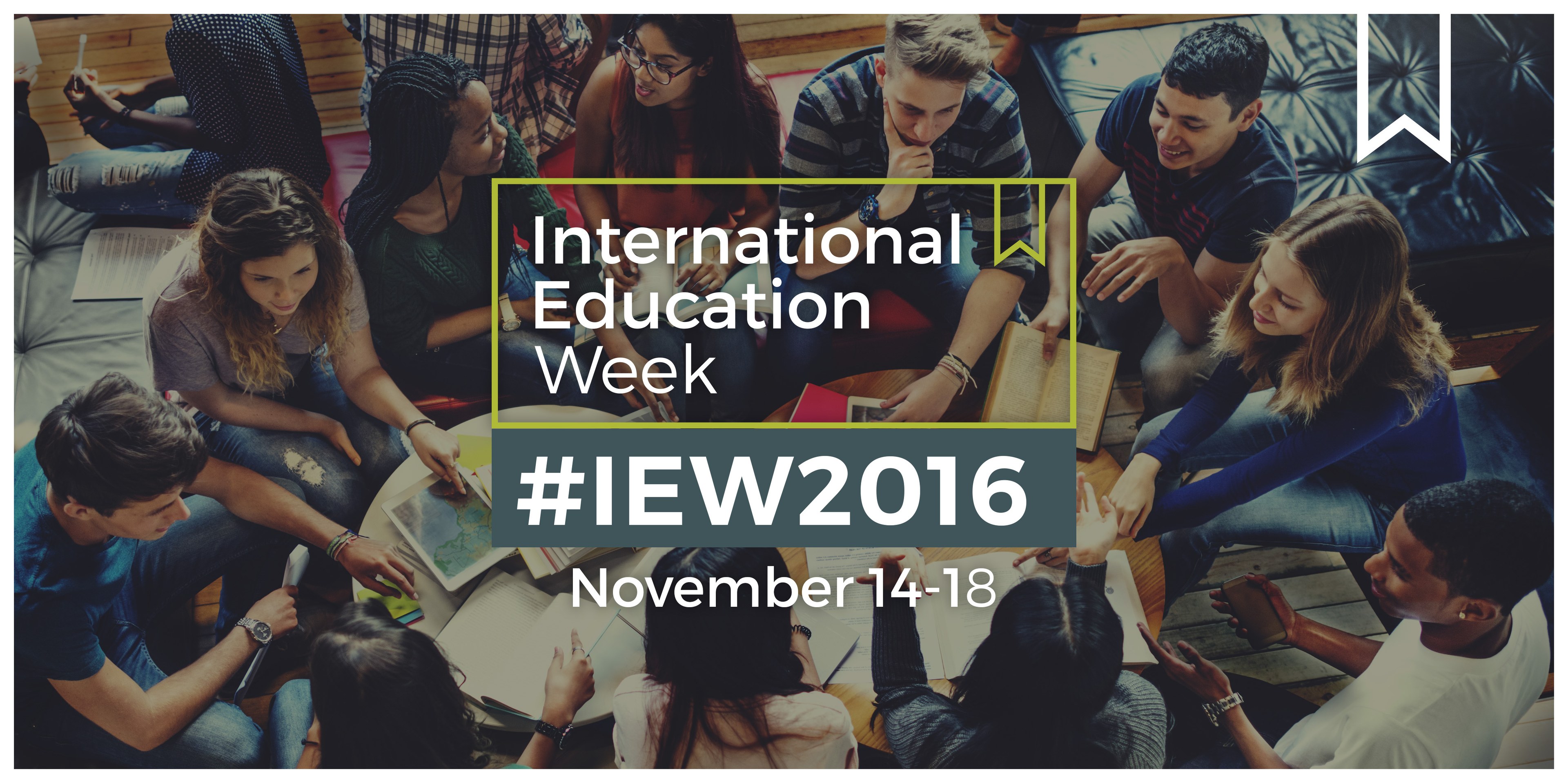 Gruppe von Menschen auf einer Couch sitzend, einige halten Bücher und Stifte, mit 'International Education Week IEW 2016' Text in der Mitte, scheinbar in ein Gespräch vertieft.