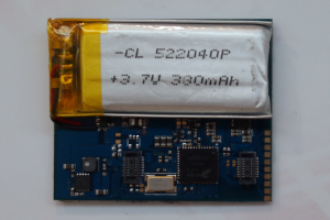 Nahaufnahme einer Handy-Batterie mit gedrucktem Text auf einer Leiterplatte und weißer Oberfläche.