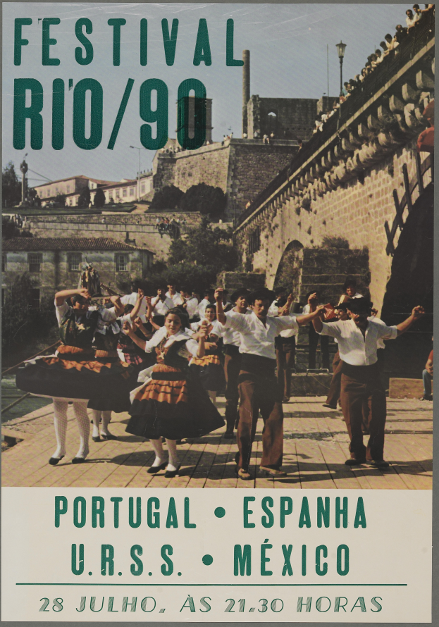 Ein Plakat für das Festival Rio/90 in Portugal, Spanien, das eine Gruppe von Menschen zeigt, die im Vordergrund tanzen, mit Gebäuden, Bäumen und einem klaren blauen Himmel im Hintergrund und Text unten.