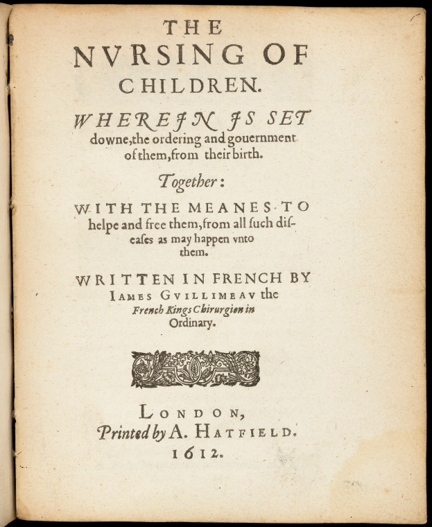 Ein offenes, abgenutztes Buch mit dem Titel "Die Pflege von Kindern" in Kursivschrift in Schwarz auf einem weißen Hintergrund, mit zerfransten Seitenrändern und einem dünnen schwarzen Rahmen um den Titel.