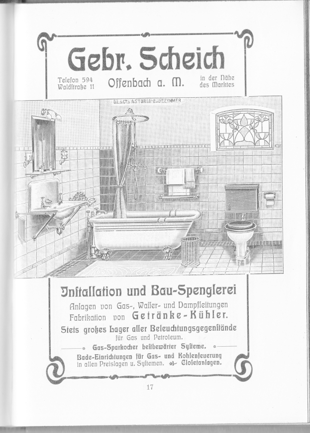Schwarz-weiß-Anzeige für ein Badezimmer mit einer zentralen Badewanne, Waschbecken und Toilette links, Spiegel rechts, gefliesten Wänden und Text auf dem Papier.