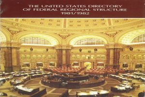 Innenansicht des United States Directory of Federal Regional Structure 1981/1982, mit Tischen mit Menschen, Papieren und Gegenständen, Säulen, Bögen und Text oben.