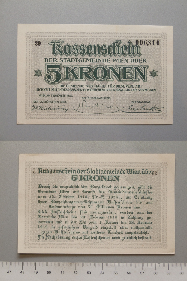 Alte deutsche 5-Kronen-Banknote mit einer daran liegenden Lineale.