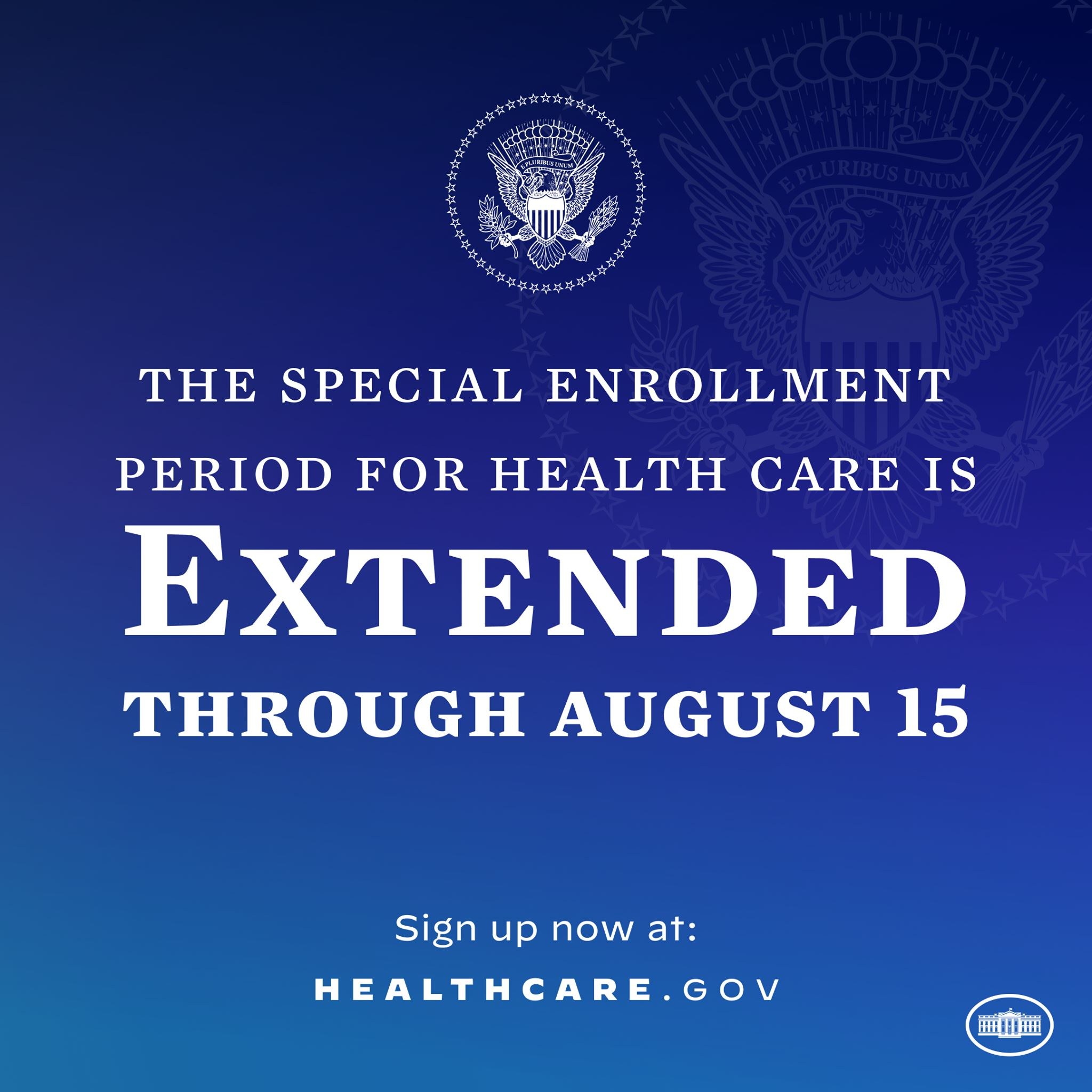 Plakat mit Text und Logo, das "Die spezielle Anmeldephase für die Gesundheitsversorgung ist bis zum 15. August verlängert" angibt.