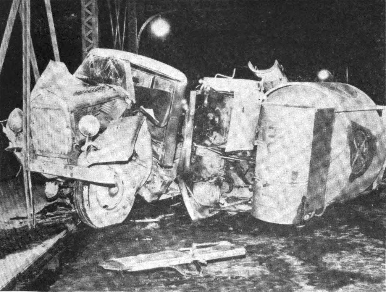 Schwarzes und weißes Foto eines umgestürzten Wagens am Straßenrand mit Metallstangen und einem Laternenmast im Hintergrund, beschriftet mit "1930er Jahre Autounfall" unten.