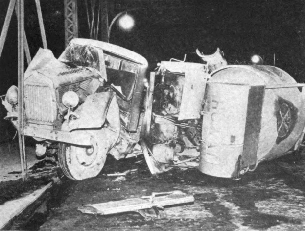 Schwarzes und weißes Foto eines umgestürzten Wagens am Straßenrand mit Metallstangen und einem Laternenmast im Hintergrund, beschriftet mit "1930er Jahre Autounfall" unten.