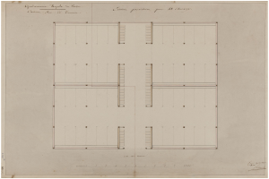 Eine handgezeichnete Grundrisszeichnung eines 18. Jahrhundert-Gebäudes mit zahlreichen Fenstern, begleitet von handgeschriebenem Text, der den Aufbau beschreibt.