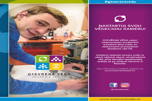 Mann in einer Werkstatt, der Maschine bedient und mit Werkzeugen und Materialien auf einem Tisch umgeben ist, Broschüre für die Otevrena Veda Academy rechts im Bild.
