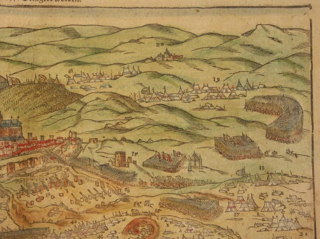 Ein historisches Buch zeigt eine detaillierte Karte, die die Belagerung von Düsseldorf darstellt, mit Gebäuden, Hügeln und Text.