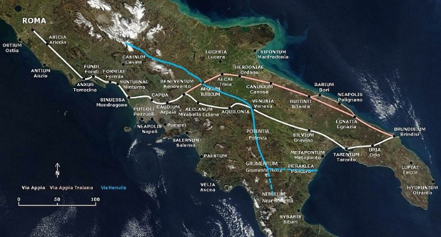 Karte von Italien mit einer blauen Linie, die eine kreisförmige Bahnroute markiert, die in Rom beginnt und endet, und durch beschriftete Städte und Ortschaften führt.