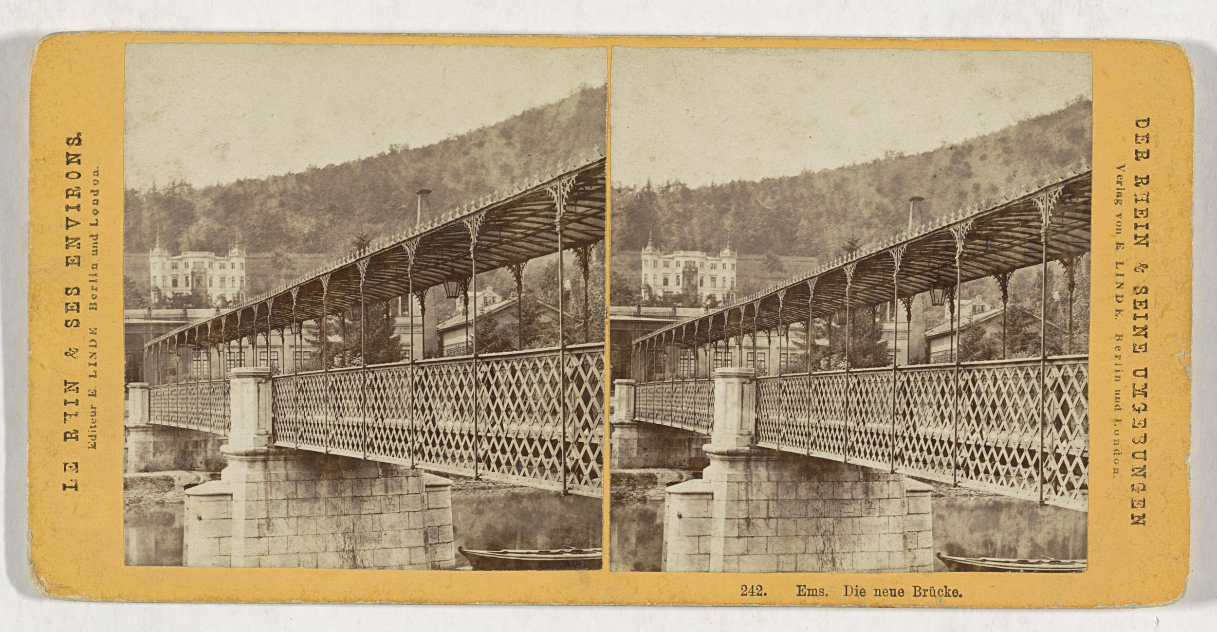 Altes Schwarz-Weiß-Foto einer Brücke, die einen Fluss in Leipzig, Deutschland, überspannt, mit Gebäuden, Bäumen und einem Hügel im Hintergrund.