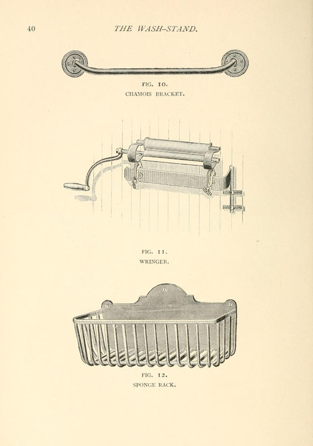 Eine handgezeichnete Skizze auf Papier zeigt einen Toilettenpapierhalter und einen Korb, begleitet von handgeschriebenem Text, der die Gegenstände beschreibt.
