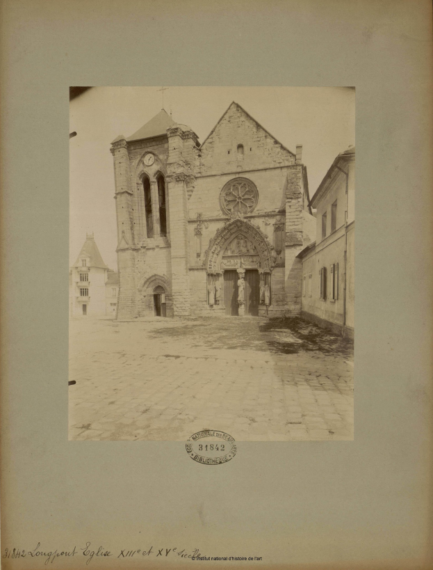 Altes Foto einer Kirche auf einer Straße, gerahmt in einem Fotorahmen, umgeben von anderen Gebäuden in einer Stadtlandschaft.