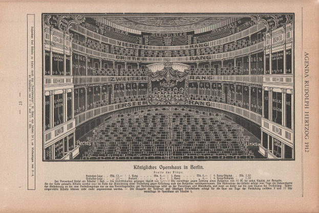 Eine Schwarz-Weiß-Zeichnung eines großen, leeren Auditoriums in Berlin, Deutschland, mit Sitzreihen und sichtbarem Text auf der Seite eines alten Buches.