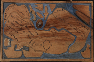 Holztafel mit Stadtplan und Text auf schwarzem Hintergrund.