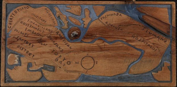 Holztafel mit Stadtplan und Text auf schwarzem Hintergrund.