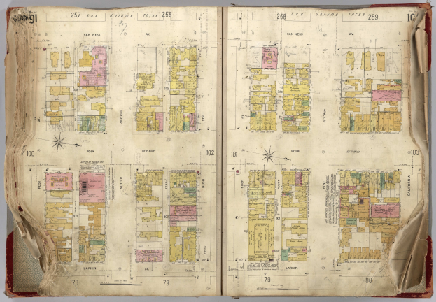 Offenes Buch mit detaillierter Stadtkarte mit Straßen, Gebäuden und Sehenswürdigkeiten, wahrscheinlich ein Reiseführer.