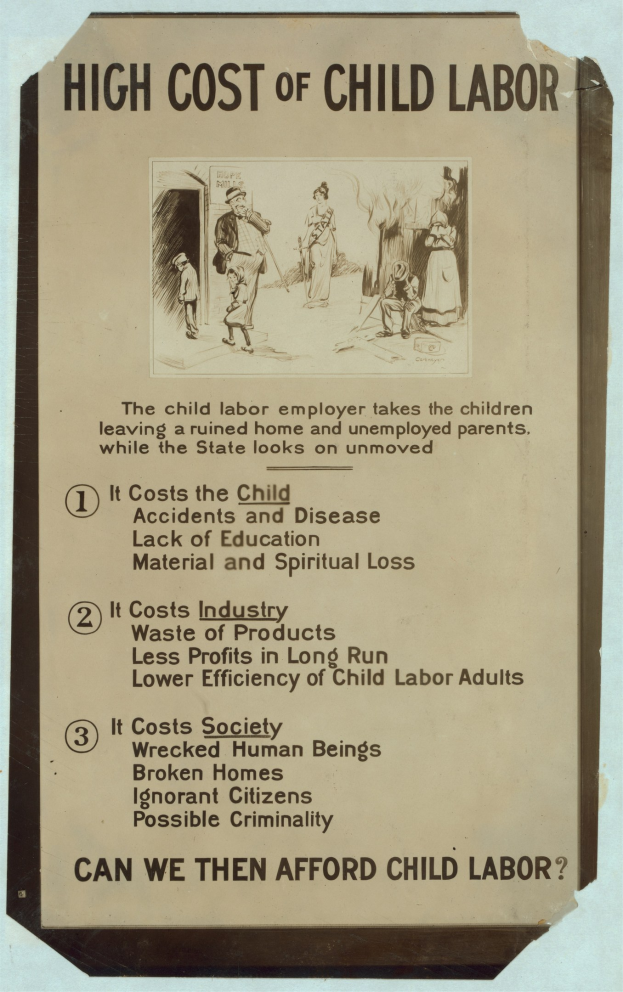 Blauer Plakat mit weißer Schrift und Rahmen mit der Überschrift "Hohe Kosten der Kinderarbeit", das verschiedene Gesichter von Menschen in einem Kreis um die Überschrift zeigt.