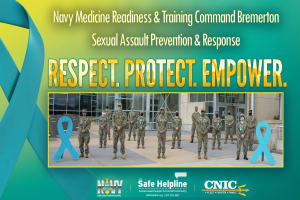 Plakat mit der Aufschrift "Navy Medicine Readiness & Training Command Bremerton: Sexual Assault Prevention & Response - Respect, Protect, Empower" mit einer Gruppe von Menschen in Uniform und Mützen vor einem Gebäude mit Fenstern und Türen.