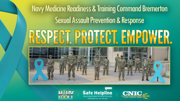 Plakat mit der Aufschrift "Navy Medicine Readiness & Training Command Bremerton: Sexual Assault Prevention & Response - Respect, Protect, Empower" mit einer Gruppe von Menschen in Uniform und Mützen vor einem Gebäude mit Fenstern und Türen.