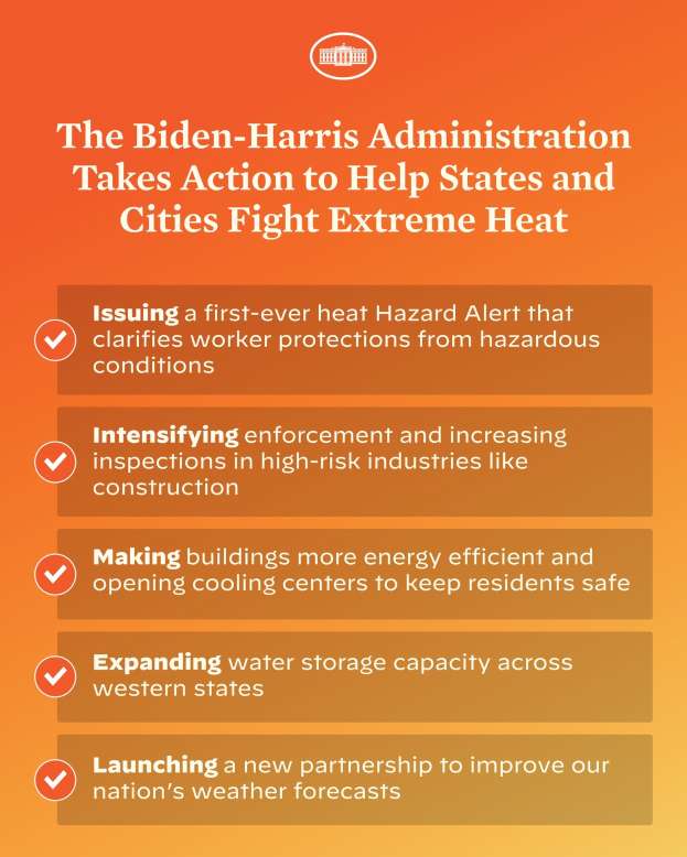 Plakat mit der Überschrift "Die Biden-Harris-Verwaltung setzt sich für den Kampf gegen extreme Hitze in Bundesstaaten und Städten ein" mit einem roten und weißen Schild-Design mit einem Blitz, eingerahmt von einem gelben Rand.