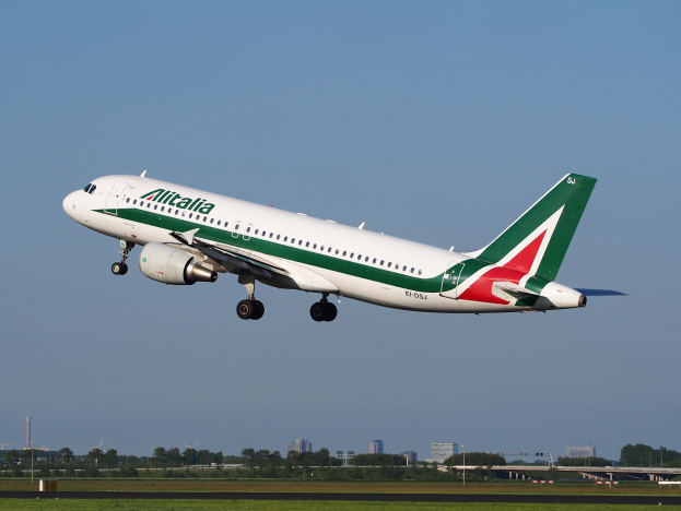 Alitalia Airbus A320-232 ERJ-EJZ Flugzeug beim Abheben vom Frankfurt Airport mit grünem Gras darunter, Bäumen und Gebäuden im Hintergrund und einem klaren blauen Himmel.