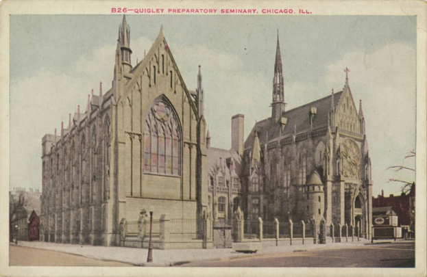 Altes Foto einer Kirche in Chicago, Illinois, mit Gebäuden, Strommasten, Bäumen und einer Straße im Vordergrund und dem Himmel im Hintergrund; Text ist oben auf dem Bild zu sehen.