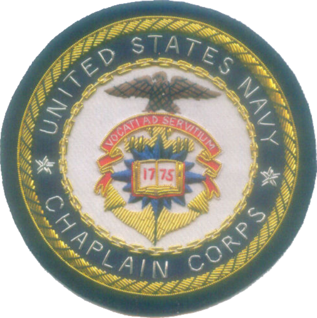 Ein rundes Abzeichen mit einem blauen Hintergrund und einem weißen Rand, auf dem der Text "United States Navy Chaplain Corps" in weiß geschrieben steht.