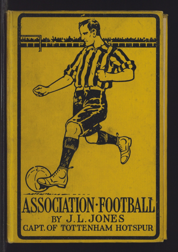 Buchumschlag mit einem Mann in einem Fußballtrikot, der entschlossen einen Fußball tritt, mit der Aufschrift "Association Football by J.L. Jones".