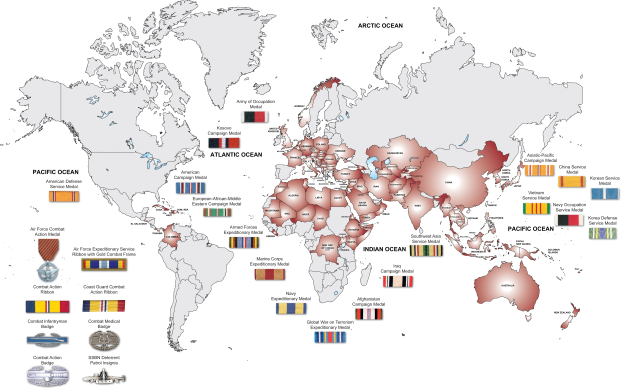 Eine Weltkarte, die verschiedene Länder und ihre jeweiligen Militärmedaillen zeigt, mit Logos und Text zur Detailierung der Medaillen und ihrer Standorte.