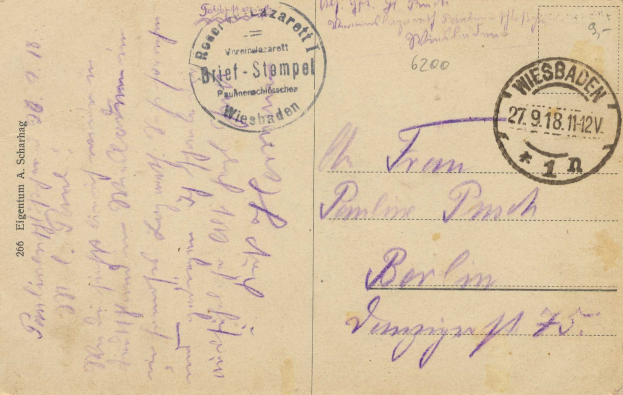 Alte Postkarte mit einem violetten Stempel, auf dem "Wiesbaden, Deutschland - 1. Weltkrieg" steht und zusätzlichem handschriftlichen Text.