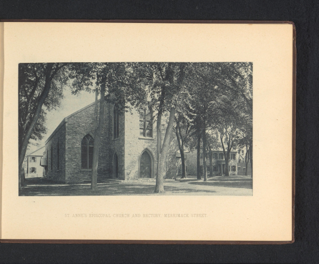 Schwarzes und weißes Foto der St. Anne's Episcopal Church und des Pfarrhauses auf Merrimack Street, umgeben von Bäumen, mit Text am unteren Rand des Rahmens.