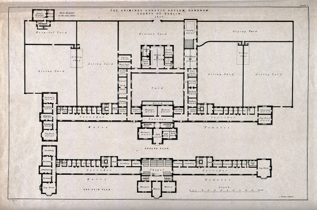 Schwarz-weißer Architekturplan eines Gebäudes mit zahlreichen beschrifteten Räumen, darunter ein 'Irrenhaus für Kriminelle', begleitet von handgeschriebenem Text.