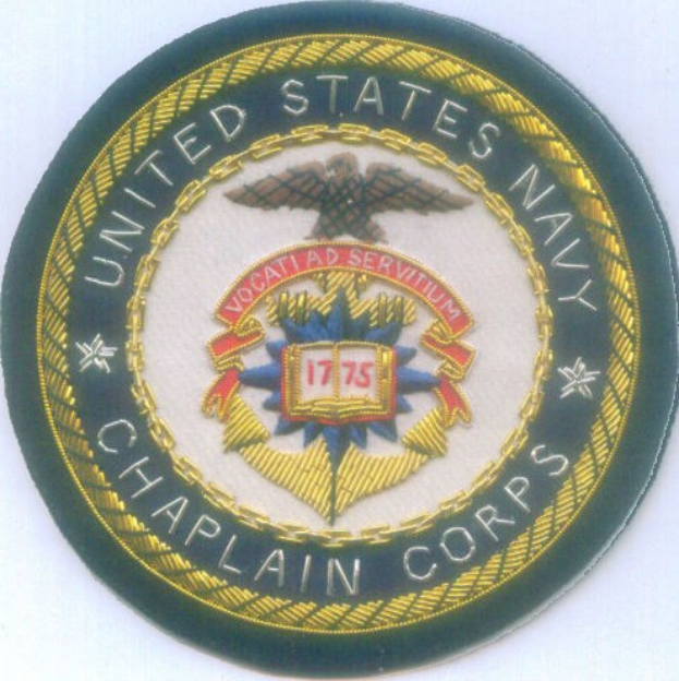 Ein rundes Patch mit einem blauen Hintergrund und einem weißen Rand, auf dem der Text 'United States Navy Chaplain Corps' in weiß steht, mittig platziert.