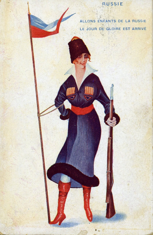 Eine Frau in russischer Militärtracht hält ein Gewehr und eine Fahne, mit dem Text "Allons enfants de la Russie" oben und unten.