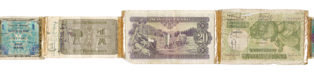 Ein altes Buch mit einer Sammlung von deutschen Banknoten in verschiedenen Nennwerten von 1 bis 99.