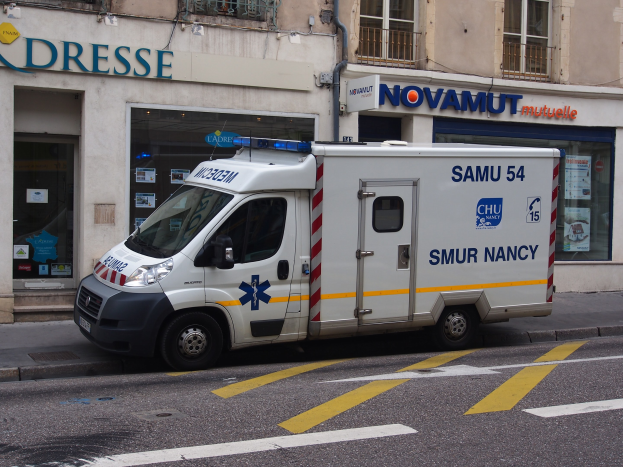 Ambulanz vor einem Gebäude mit Krankenhausschild geparkt.