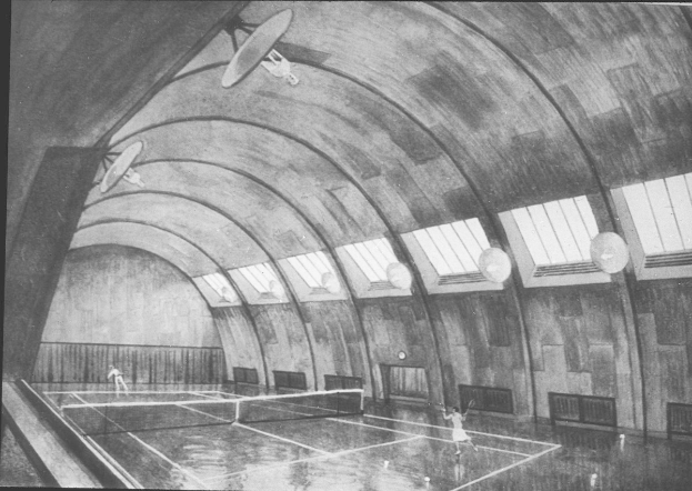 Schwarzes und weißes Foto von zwei Menschen, die Badminton in einem großen Raum mit einem Netz in der Mitte spielen, einer Wand im Hintergrund und einer Decke oben.