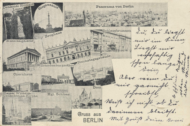 Eine Vintage-Postkarte mit mehreren Abbildungen von Berlin, darunter Architektur, Grünflächen und eine Statue, mit handgeschriebener Text auf der Rückseite.