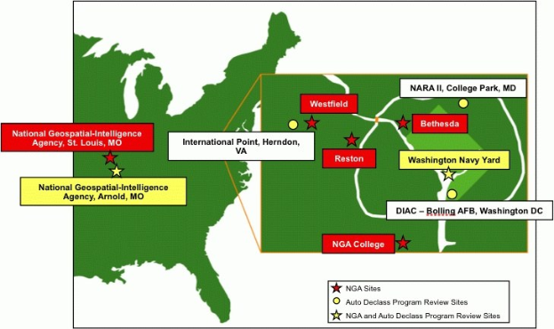 Eine Karte der Vereinigten Staaten, die die Standorte der National Geospatial Intelligence Agency hervorhebt, mit fetter Schrift, überlagert auf einer detaillierten geografischen Darstellung einschließlich Flüsse, Berge und Städte.