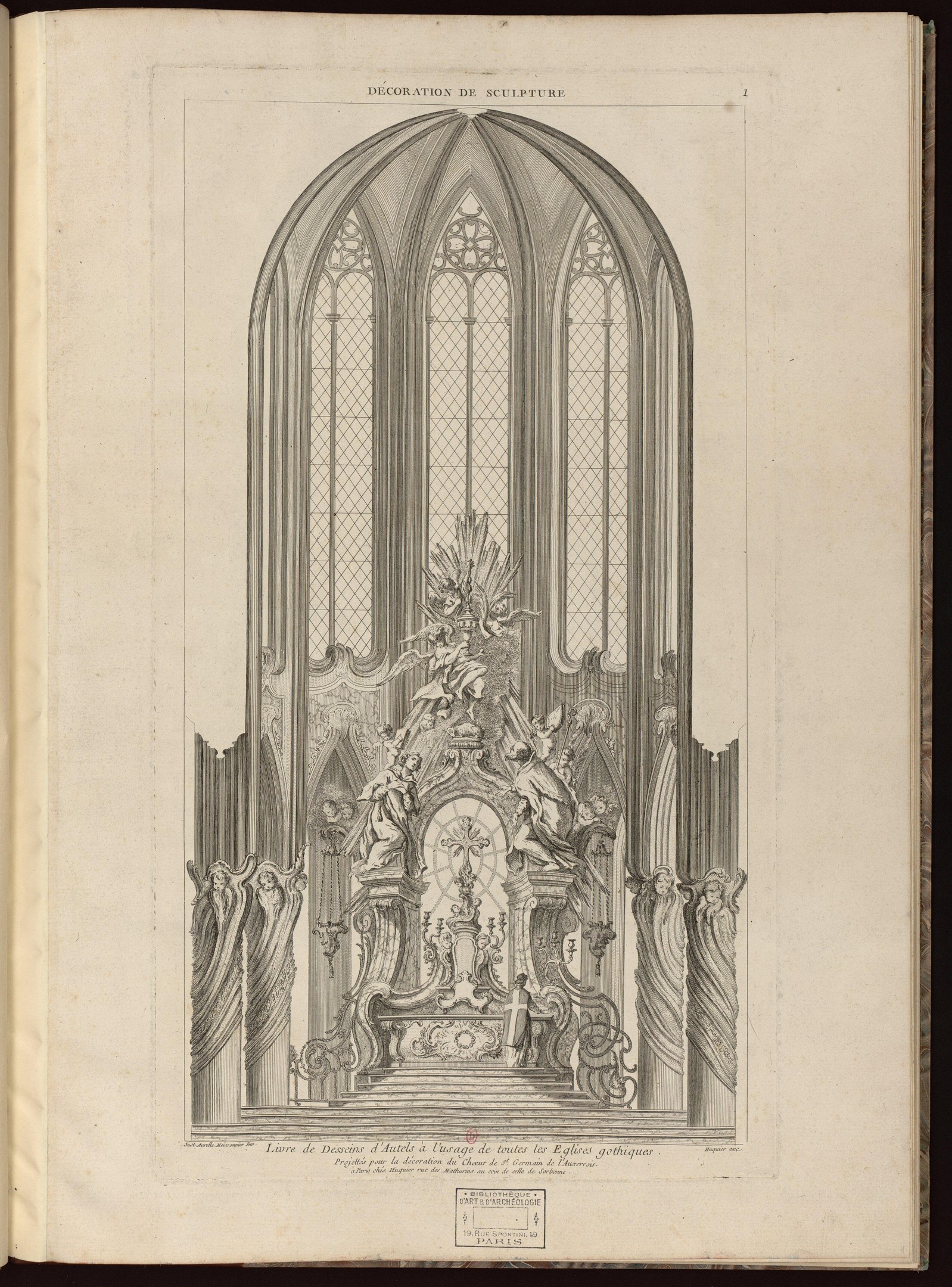 Eine Zeichnung eines gotischen Altars mit kunstvollen Verzierungen und Text, mittig in einem offenen Buch gegen einen dunklen Hintergrund.