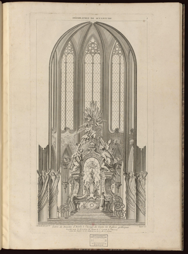 Eine Zeichnung eines gotischen Altars mit kunstvollen Verzierungen und Text, mittig in einem offenen Buch gegen einen dunklen Hintergrund.