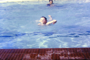 Kinder schwimmen in einem mit Wasser gefüllten Pool.