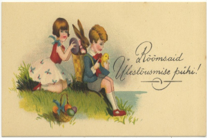 Alte Postkarte mit zwei Kindern auf dem Gras sitzend, eines hält einen Korb mit Ostereiern und das andere ein Spielzeug, mit einem Plakat mit Text im Hintergrund.