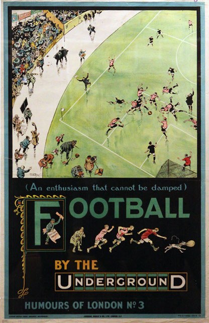 Ein Plakat an einer Wand, das eine Gruppe von Menschen zeigt, die Fußball in einem Stadion spielen, mit dem Text "Fußball von der U-Bahn - Humours of London No. 3" oben.