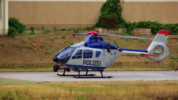 POL-D: Derendorf - Sitzgurtverstoß löst Verfolgungsjagd aus - Insassen eines Audi fliehen nach Essen - Zwei Personen festgenommen - weiterer Verdächtiger auf der Flucht